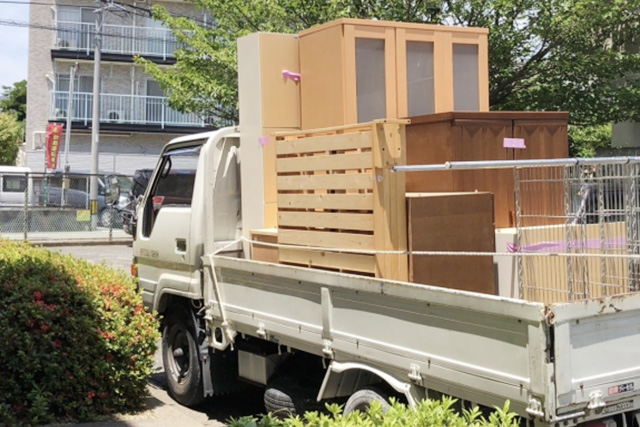 不用品を回収するトラック