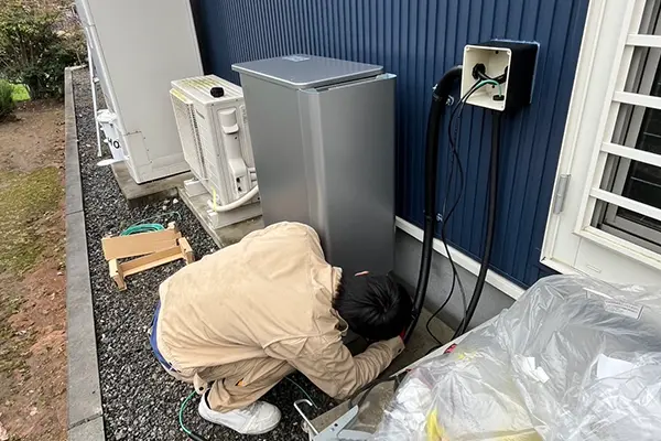 国家資格を持つスタッフによる蓄電池取り付けと試運転の様子
