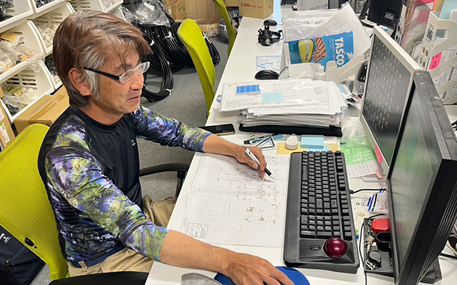 施工前の申請手続き・電力会社連系申請を進める様子