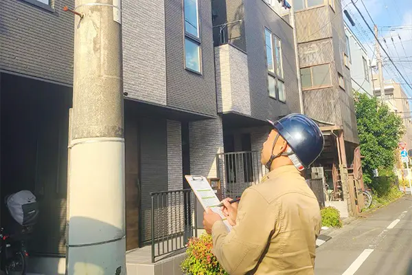 現地調査・配線ルート・設置条件を確認する設計チェックの様子